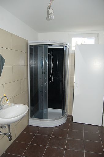 Fürdőszoba zuhanyzóval