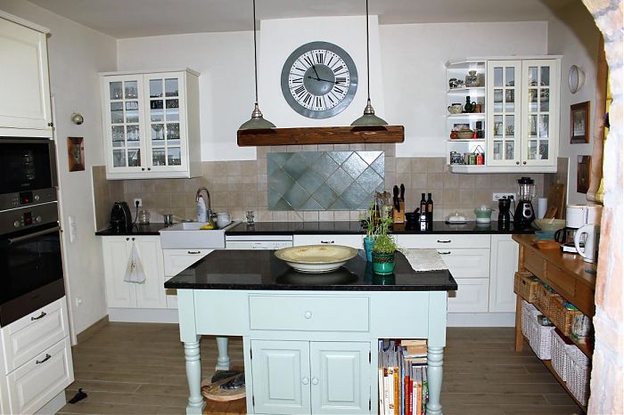 A beépített konyha, gépesítve, sütő, mikró, mosogatógép, főzőlap
